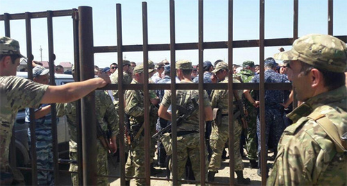 ОМОН оцепил здание администрации Ногайского района , 4 июля, фото Аси Капаевой
ОМОН оцепил здание администрации Ногайского района , 4 июля, фото Аси Капаевой