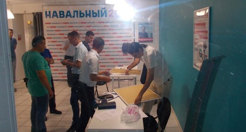 По требованию полицейских активистам пришлось снять со стен плакаты. 6 июля 2017 года, Астрахань. Фото Елены Гребенюк для "Кавказского узла". По требованию полицейских активистам пришлось снять со стен плакаты. 6 июля 2017 года, Астрахань. Фото Елены Гребенюк для "Кавказского узла".