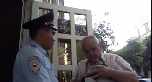 Сотрудник полиции во время обыска в штабе Навального. Фото Стоп-кадр видео https://vk.com/teamnavalny_astra Сотрудник полиции во время обыска в штабе Навального. Фото Стоп-кадр видео https://vk.com/teamnavalny_astra