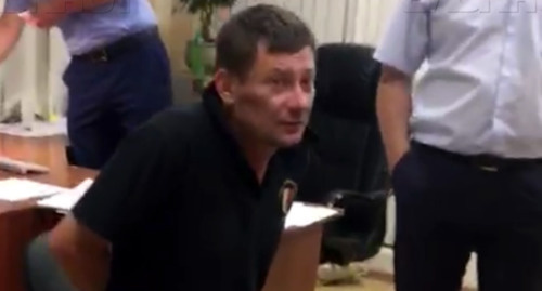 Полицейский-стрелок во время допроса фото http://bloknot-rostov.ru/news/politseyskiy-strelok-nachal-davat-pokazaniya-byvsh-862437 Полицейский-стрелок во время допроса фото http://bloknot-rostov.ru/news/politseyskiy-strelok-nachal-davat-pokazaniya-byvsh-862437