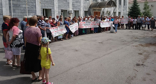 Пикет возле офиса Кингкоула. Фото Вячеслава Прудникова для "Кавказского узла" Пикет возле офиса Кингкоула. Фото Вячеслава Прудникова для "Кавказского узла"