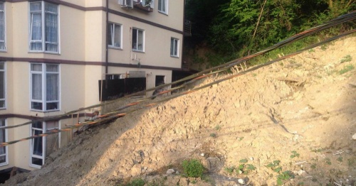 Оползень угрожает разрушением дому в Сочи. Фото: Светлана Кравченко для "Кавказского узла". Оползень угрожает разрушением дому в Сочи. Фото: Светлана Кравченко для "Кавказского узла".
