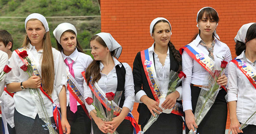 Выпускники чеченской школы. Фото http://www.itumkali.com/chechnya-2/poslednij-zvonok-v-itum-kalinskoj-shkole-foto.htm Выпускники чеченской школы. Фото http://www.itumkali.com/chechnya-2/poslednij-zvonok-v-itum-kalinskoj-shkole-foto.htm