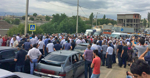 Акция протеста жителей сел Халимбекаул и Кумух в Буйнакском районе Дагестана против длительного отсутствия воды в селениях. 24 июля 2017 г. Фото https://chernovik.net/ Акция протеста жителей сел Халимбекаул и Кумух в Буйнакском районе Дагестана против длительного отсутствия воды в селениях. 24 июля 2017 г. Фото https://chernovik.net/