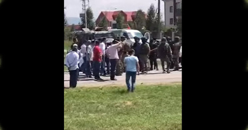 Разгон митинга против миграции. Назрань, 26 июля 2017 г. Кадр из видео пользователя KAVKAZ LIFE https://www.youtube.com/watch?v=cbcmReibDwg Разгон митинга против миграции. Назрань, 26 июля 2017 г. Кадр из видео пользователя KAVKAZ LIFE https://www.youtube.com/watch?v=cbcmReibDwg