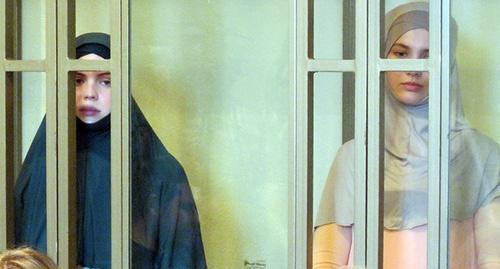 Татьяна Карпенко (слева) и Наталья Гришина в Северо-Кавказском окружном военном суде. Фото Константина Волгина для "Кавказского узла"

