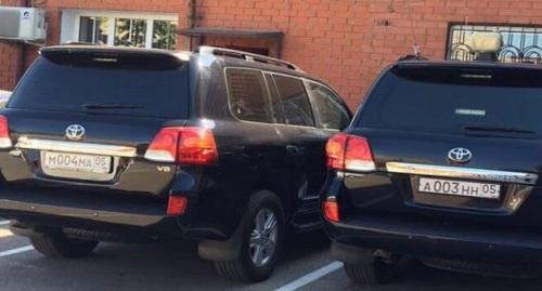 Автомобиль Toyota Land Cruiser 200 с номером М 004 МА (слева), остановленном сотрудниками ГИБДД. Фото: http://riaderbent.ru/avto-iz-kortezha-mera-mahachkaly-okazalos-v-ugone.html Автомобиль Toyota Land Cruiser 200 с номером М 004 МА (слева), остановленном сотрудниками ГИБДД. Фото: http://riaderbent.ru/avto-iz-kortezha-mera-mahachkaly-okazalos-v-ugone.html