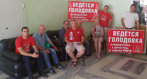 Участники голодовки активисотов КПРФ в здании ДК станицы Ессентукская. Фото: Facebook Олега Кузнецова. https://www.facebook.com/profile.php?id=100004178890117 Участники голодовки активисотов КПРФ в здании ДК станицы Ессентукская. Фото: Facebook Олега Кузнецова. https://www.facebook.com/profile.php?id=100004178890117