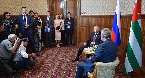 После двухсторонней встречи Владимир Путин и Рауль Хаджимба сделали совместное заявление для СМИ.
Фото Алексей Дружинин

Читать далее: http://sputnik-abkhazia.ru/photo/20170809/1021620348/vstrecha-xadzhimba-i-putina-glavnye-kadry.html