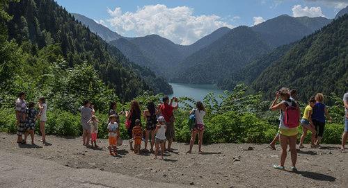 Туристы в Абхазии. Фото © Sputnik. Владимир Бегунов
http://sputnik-abkhazia.ru/Abkhazia/20170730/1021551690/taniya-obzornye-ekskursii-naibolee-populyarny-v-ricinskom-parke.html Туристы в Абхазии. Фото © Sputnik. Владимир Бегунов
http://sputnik-abkhazia.ru/Abkhazia/20170730/1021551690/taniya-obzornye-ekskursii-naibolee-populyarny-v-ricinskom-parke.html
