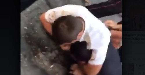 Задержание молодого человека, танцевавшего на улице лезгинку в Геленджике. Фото: Стоп-кадр видео https://www.youtube.com/watch?v=ccUY6Y0GBao

