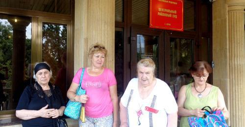 Потерпевшие возле здания суда. Сочи, 17 августа 2017 г. Фото Светланы Кравченко для "Кавказского узла" Потерпевшие возле здания суда. Сочи, 17 августа 2017 г. Фото Светланы Кравченко для "Кавказского узла"