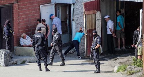 Сотрудники ОМОН в грузинском центре "Золотое руно" в Центральном районе Челябинска . Фото https://lentachel.ru/news/2017/08/25/omon-prishel-v-gruzinskiy-tsentr-ne-dlya-togo-chtoby-poobedat.html Сотрудники ОМОН в грузинском центре "Золотое руно" в Центральном районе Челябинска . Фото https://lentachel.ru/news/2017/08/25/omon-prishel-v-gruzinskiy-tsentr-ne-dlya-togo-chtoby-poobedat.html