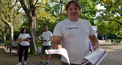Активист партии "Яблоко". Сочи. Фото Светланы Кравченко для "Кавказского узла" Активист партии "Яблоко". Сочи. Фото Светланы Кравченко для "Кавказского узла"