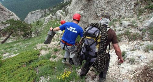 Сотрудники МЧС в горах. Фото http://kbrria.ru/raznoe/v-kbr-spasateli-nashli-propavshih-egerey-20225 Сотрудники МЧС в горах. Фото http://kbrria.ru/raznoe/v-kbr-spasateli-nashli-propavshih-egerey-20225