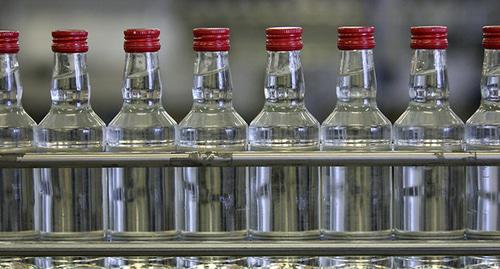 Конвейер с водочной продукцией. Фото http://www.delfi.lv/biznes/bizopinion/alkogol-v-latvii-budet-dorozhat.d?id=43239210 Конвейер с водочной продукцией. Фото http://www.delfi.lv/biznes/bizopinion/alkogol-v-latvii-budet-dorozhat.d?id=43239210