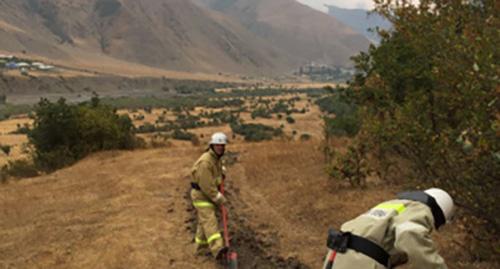 Сотрудники МЧС на ликвидация пожара в Дагестане. Фото http://www.riadagestan.ru/news/disasters_and_catastrophes/mchs_lesnoy_pozhar_v_rutulskom_rayone_ugrozhaet_kottedzham/ Сотрудники МЧС на ликвидация пожара в Дагестане. Фото http://www.riadagestan.ru/news/disasters_and_catastrophes/mchs_lesnoy_pozhar_v_rutulskom_rayone_ugrozhaet_kottedzham/