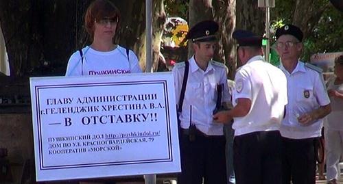 Ирина Зубарева на одиночном пикете в Геленджке. Фото Светланы Кравченко для Кавказского узла" Ирина Зубарева на одиночном пикете в Геленджке. Фото Светланы Кравченко для Кавказского узла"