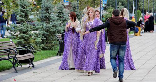 Девушки в национальных костюмах - в длинных платьях (г1абли) в День чеченской женщины. Грозный, 21 сентября 2014 г. Фото Магомеда Магомедова для "Кавказского узла" Девушки в национальных костюмах - в длинных платьях (г1абли) в День чеченской женщины. Грозный, 21 сентября 2014 г. Фото Магомеда Магомедова для "Кавказского узла"