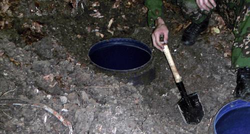 Схрон с оружием. Фото http://nac.gov.ru/kontrterroristicheskie-operacii/v-respublike-ingushetiya-obnaruzheny-letnie.html Схрон с оружием. Фото http://nac.gov.ru/kontrterroristicheskie-operacii/v-respublike-ingushetiya-obnaruzheny-letnie.html
