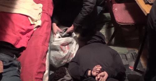 Кадр из видео задержания в Подмосковье участников запрещенной в России террористической организации "Исламское государство", которые планировали совершить теракты. 2 октября 2017 г. Фото пользователя RT на русском https://www.youtube.com/watch?time_continue=39&v=QAG2Uo0pMM4 Кадр из видео задержания в Подмосковье участников запрещенной в России террористической организации "Исламское государство", которые планировали совершить теракты. 2 октября 2017 г. Фото пользователя RT на русском https://www.youtube.com/watch?time_continue=39&v=QAG2Uo0pMM4