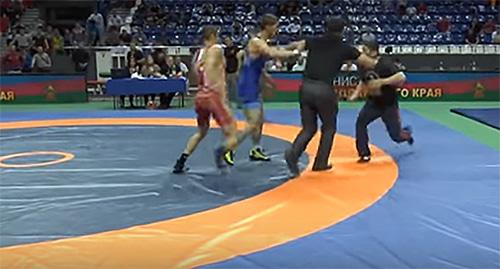Драка на турнире по вольной борьбе. 24 сентября 2017 г. Кадр из видео пользователя GREBENNIKOV WRESTLING TEAM https://www.youtube.com/watch?time_continue=1&v=WXoEem18kJQ Драка на турнире по вольной борьбе. 24 сентября 2017 г. Кадр из видео пользователя GREBENNIKOV WRESTLING TEAM https://www.youtube.com/watch?time_continue=1&v=WXoEem18kJQ