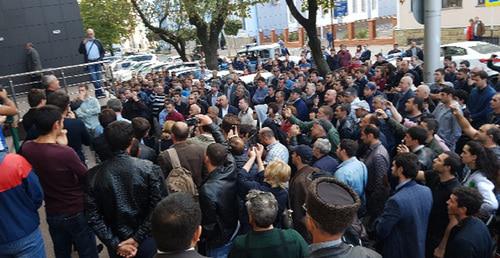 Возле Краснодарского краевого суда, где должно было быть заседание по делу Руслана Гвашева. 5 октября 2017 г. Фото предоставлено адвокатом Мариной Дубровиной для "Кавказского узла" Возле Краснодарского краевого суда, где должно было быть заседание по делу Руслана Гвашева. 5 октября 2017 г. Фото предоставлено адвокатом Мариной Дубровиной для "Кавказского узла"
