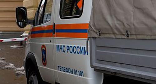 Автомобиль МЧС. Фото http://vestikavkaza.ru/news/V-konditerskom-tsekhe-v-KBR-progremel-vzryv-est-postradavshiy.html Автомобиль МЧС. Фото http://vestikavkaza.ru/news/V-konditerskom-tsekhe-v-KBR-progremel-vzryv-est-postradavshiy.html