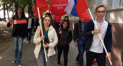 Сторонники Навального вышли на прогулку по центру Ставрополя. 7 октября 2017 года. Фото со страницы "Команда Навального, Ставрополь" в "Вконтакте". Сторонники Навального вышли на прогулку по центру Ставрополя. 7 октября 2017 года. Фото со страницы "Команда Навального, Ставрополь" в "Вконтакте".