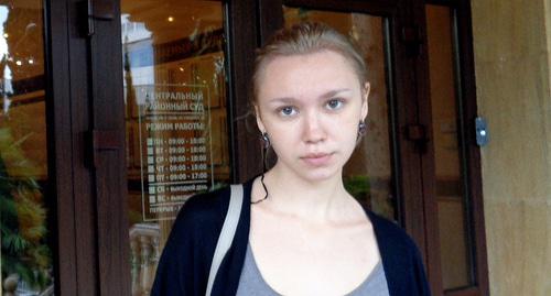 Олеся Христосенко в суде Центрального района получает решение суда. Фото Светланы Кравченско для "Кавказского узла" Олеся Христосенко в суде Центрального района получает решение суда. Фото Светланы Кравченско для "Кавказского узла"