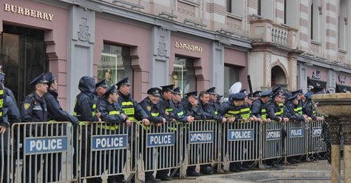 Сотрудники полиции во время акции протеста у здания городского совета. Тбилиси, 10 октября 2017 г. Фото Инны Кукуджановой для "Кавказского узла" Сотрудники полиции во время акции протеста у здания городского совета. Тбилиси, 10 октября 2017 г. Фото Инны Кукуджановой для "Кавказского узла"