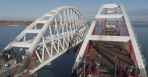 Строительство Крымского моста. Фото http://www.most.life/novosti/novosti/morskaya-operaciya-po-ustanovke-avtodorozhnoj-arki-krymskogo-mosta-zaversh/ Строительство Крымского моста. Фото http://www.most.life/novosti/novosti/morskaya-operaciya-po-ustanovke-avtodorozhnoj-arki-krymskogo-mosta-zaversh/
