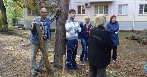 Члены "ЭкоВахты" и местные жители не позволили вырубить деревья во дворе по ул. Селезнева. Краснодар, 14 октября 2017 г. Фото "Экологической Вахты по Северному Кавказу" Члены "ЭкоВахты" и местные жители не позволили вырубить деревья во дворе по ул. Селезнева. Краснодар, 14 октября 2017 г. Фото "Экологической Вахты по Северному Кавказу"