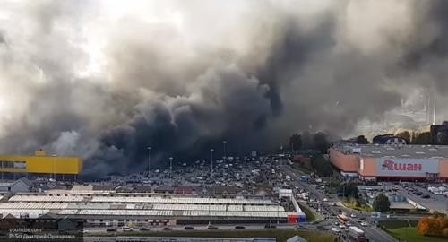 Пожар в ТЦ "Синдика" в Москве. Фото: стоп-кадр видео https://www.youtube.com/watch?time_continue=2&v=6HWNAceEIng Пожар в ТЦ "Синдика" в Москве. Фото: стоп-кадр видео https://www.youtube.com/watch?time_continue=2&v=6HWNAceEIng