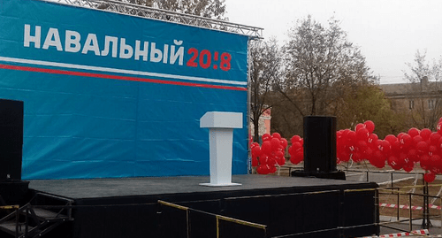 Сторонники Навального в Астрахани подготовили сцену к митингу с его участием. 22 октября 2017 года. Фото Елены Гребенюк для "Кавказского узла". Сторонники Навального в Астрахани подготовили сцену к митингу с его участием. 22 октября 2017 года. Фото Елены Гребенюк для "Кавказского узла".