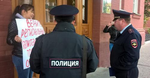 Сотрудники полиции общаются с участницей пикета у здания Астраханской облдумы. Астрахань, 2 ноября 2017 г. Фото https://www.punkt-a.info Сотрудники полиции общаются с участницей пикета у здания Астраханской облдумы. Астрахань, 2 ноября 2017 г. Фото https://www.punkt-a.info