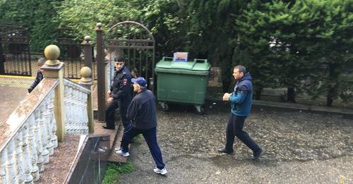 Активисты местного штаба Навального Геннадий Козинов и Андрей Галенко общаются с сотрудником полиции. Фото Светланы Кравченко для "Кавказского узла" Активисты местного штаба Навального Геннадий Козинов и Андрей Галенко общаются с сотрудником полиции. Фото Светланы Кравченко для "Кавказского узла"
