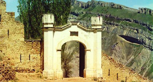Ворота Шамиля в Гунибе. Фото С.М. Прокудин-Горский, 1904. http://prokudin-gorskiy.ru/ Ворота Шамиля в Гунибе. Фото С.М. Прокудин-Горский, 1904. http://prokudin-gorskiy.ru/