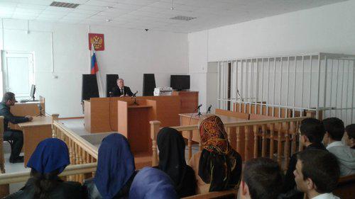 Во время экскурсии школьников в Ачхой-Мартановском районном суде. Фото http://www.grozny-inform.ru/news/society/88926/ Во время экскурсии школьников в Ачхой-Мартановском районном суде. Фото http://www.grozny-inform.ru/news/society/88926/