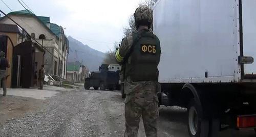 Сотрудник ФСБ во время проведения КТО. Фото: http://nac.gov.ru/kontrterroristicheskie-operacii/v-prigorode-mahachkaly-prohodit-aktivnaya-faza.html Сотрудник ФСБ во время проведения КТО. Фото: http://nac.gov.ru/kontrterroristicheskie-operacii/v-prigorode-mahachkaly-prohodit-aktivnaya-faza.html