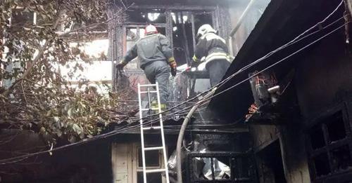 Пожар в аварийной доме в Сочи. 6 ноября 2017 года. Фото предоставлено Сочинским гарнизоном пожарной охраны Пожар в аварийной доме в Сочи. 6 ноября 2017 года. Фото предоставлено Сочинским гарнизоном пожарной охраны