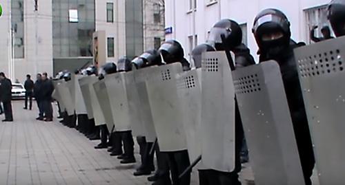 Полицейский кордон во время акции перед администрацией города. Нальчик, 31 октября 2017 г. Кадр из видео "Кавказского узла" Полицейский кордон во время акции перед администрацией города. Нальчик, 31 октября 2017 г. Кадр из видео "Кавказского узла"