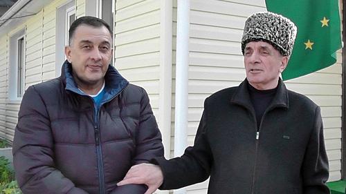 Руслан Гвашев (справа). Фото Анны Грицевич для "Кавказского узла" Руслан Гвашев (справа). Фото Анны Грицевич для "Кавказского узла"