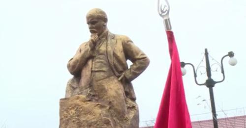 Памятник Ленину возвращен на постамент в Беслане. 7 ноября 2017 г. Кадр из видео http://alaniatv.ru/vesti/?id=26445 Памятник Ленину возвращен на постамент в Беслане. 7 ноября 2017 г. Кадр из видео http://alaniatv.ru/vesti/?id=26445
