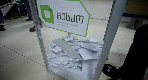 Избирательные бюллетени в урне для голосования. Фото Sputnik / Alexander Imedashvili

https://sputnik-georgia.ru/politics/20171112/238140325/Na-vyborah-vo-vtorom-ture-k-1500-progolosovala-tret-izbiratelej.html