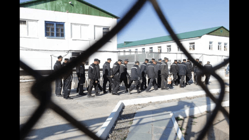 Заключенные в колонии. Фото http://kaspyinfo.ru/v-astrahanskoj-kolonii-zakljuchennye-uderzhivali-nadzeratelja/ Заключенные в колонии. Фото http://kaspyinfo.ru/v-astrahanskoj-kolonii-zakljuchennye-uderzhivali-nadzeratelja/