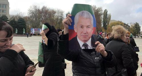 Участники акции протеста погорельцев рынка Дагэлектромаш на центральной площади Махачкалы с портретом Васильева. Фото Патимат Махмудовой для "Кавказского узла" Участники акции протеста погорельцев рынка Дагэлектромаш на центральной площади Махачкалы с портретом Васильева. Фото Патимат Махмудовой для "Кавказского узла"