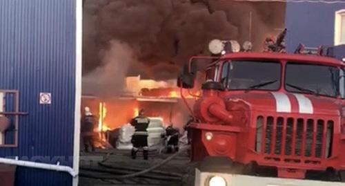 Пожар на складе лакокрасочных изделий в Дзержинском районе Волгограда. Фото http://bloknot-volgograd.ru/news/opublikovano-video-krupnogo-pozhara-v-dzerzhinskom-904796