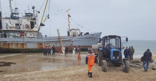 Спасательные работы по снятию с мели рыболовного судна "Лукоморье" в Черном море. Фото http://kuban24.tv Спасательные работы по снятию с мели рыболовного судна "Лукоморье" в Черном море. Фото http://kuban24.tv