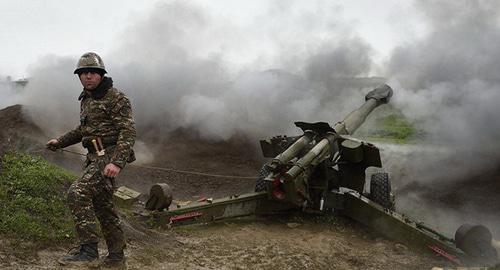 Солдат армии обороны НКР, Мертакерт. Фото © Sputnik/ Асатур Есаянц,  https://ru.armeniasputnik.am/karabah/20171023/9155372/azerbajdzhan-obstrelyal-armyanskie-pozicii-raketami-spajk---video.html